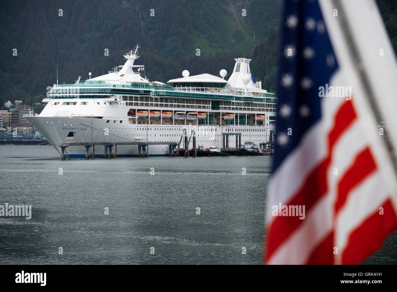 Rhapsody dei mari, vela vicino al sud Franklin dock, Juneau, in Alaska. Royal Caribbean International la radianza dei mari Foto Stock