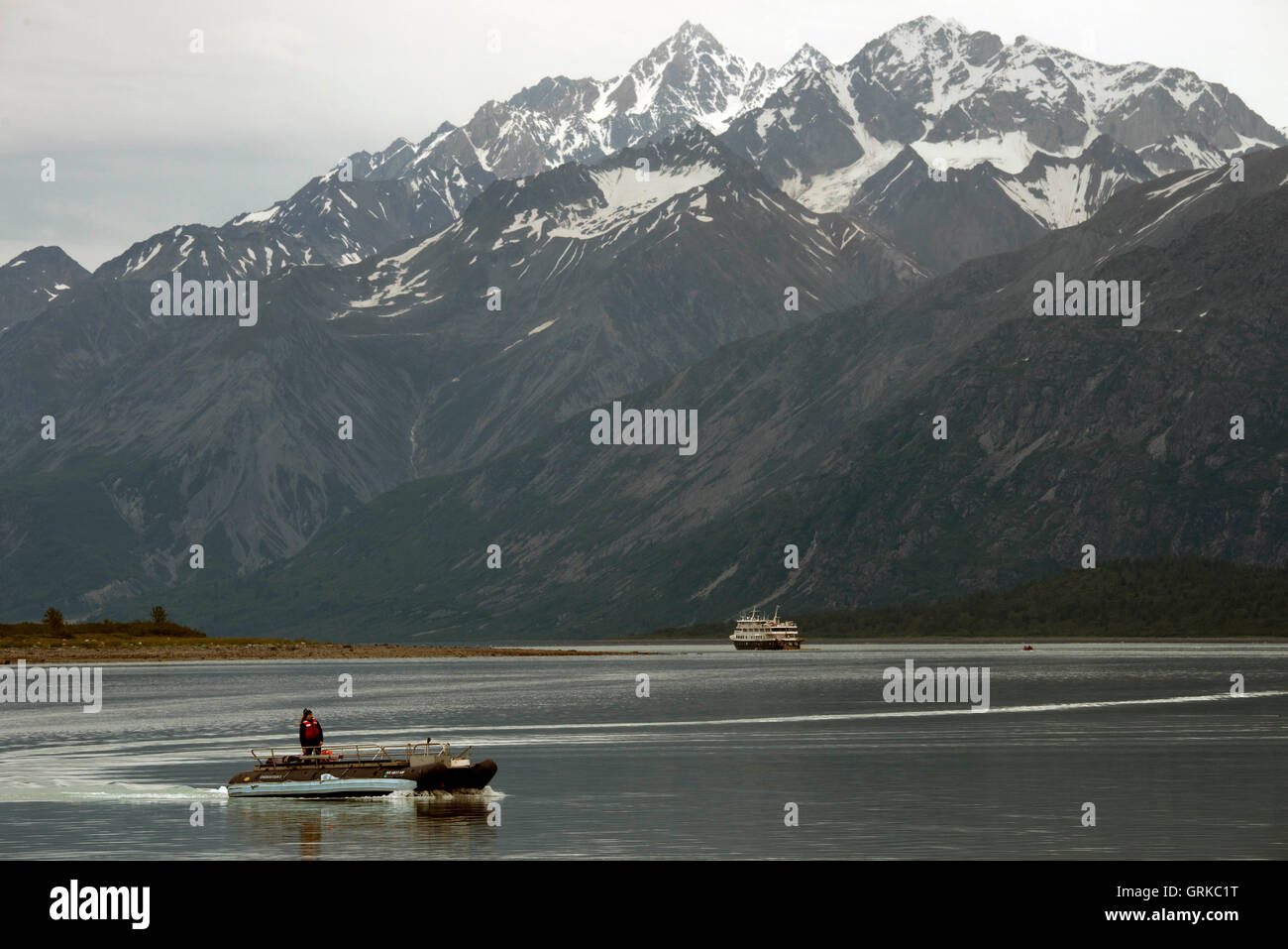 E crociera in barca il ghiacciaio di Reid - Parco Nazionale di Glacier Bay, Alaska. Modelli di ghiaccio e neve sul ghiacciaio di Reid nel Parco Nazionale di Glacier Bay, Alaska. Reid ghiacciaio è una lunga 11 miglia (18 km) glacier negli Stati Uniti stato dell'Alaska. Tendenze it nord a Reid ingresso nel Parco Nazionale e Riserva di Glacier Bay, a due miglia (3 km) a sud di Glacier Bay e a 72 miglia (116 km a nord-ovest di Hoonah. È stato nominato dai membri dell'Harriman Alaska Expedition per Harry Fielding Reid. Foto Stock