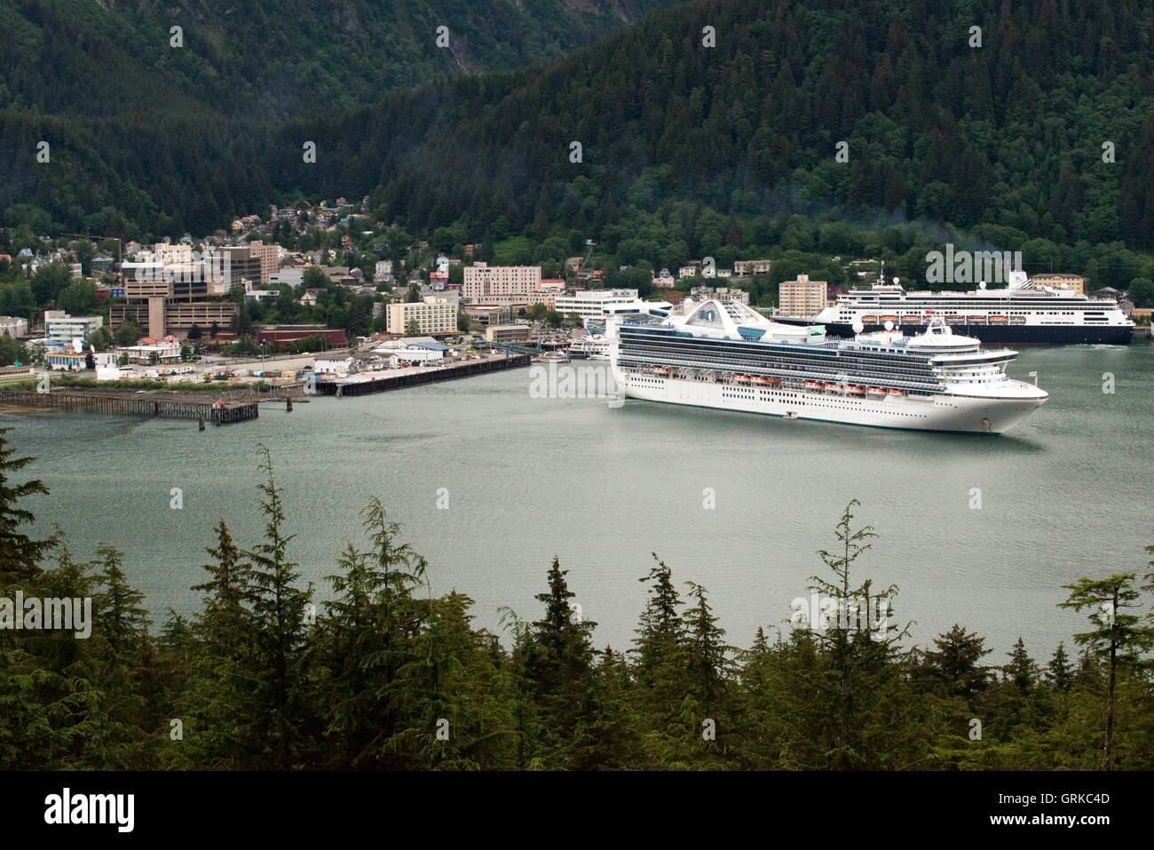 Star Princess e Millennium di Celebrity Cruises ancorata al sud Franklin dock, Juneau, in Alaska. Visite turistiche idrovolanti parcheggiate a Foto Stock