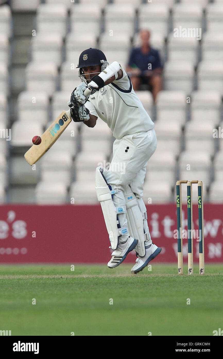 Bilal Shafayat in azione di ovatta per Hampshire - Hampshire CCC vs Essex CCC - LV County Championship Division due Cricket al Aegas ciotola, Southampton - 04/09/12 Foto Stock