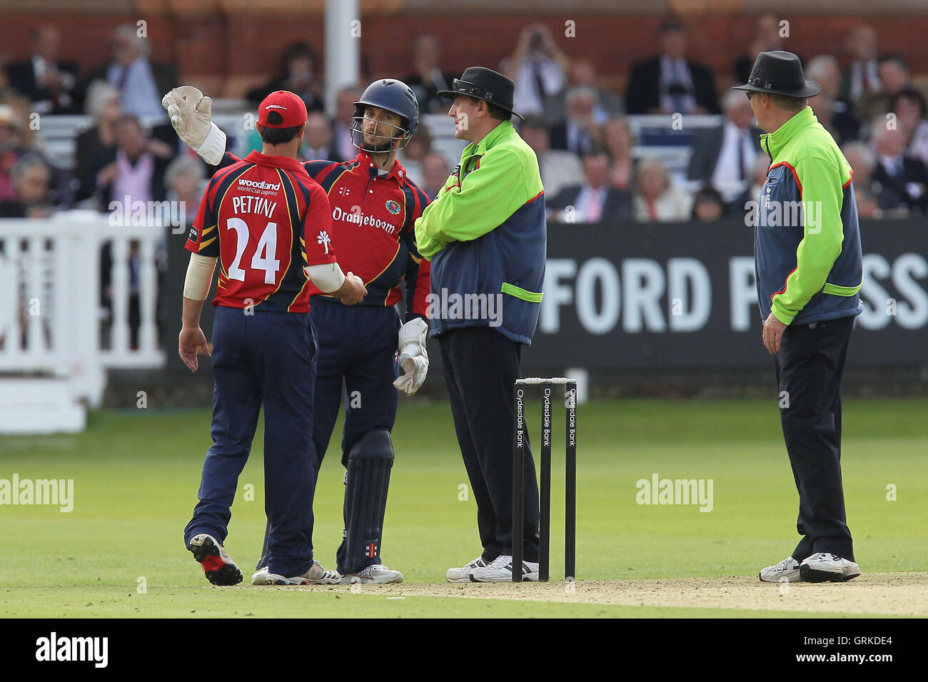 James Foster di Essex PARLA AI GIUDICI ARBITRI prima di sei corse pena essendo assegnati per un lento sulla tariffa - Middlesex Panthers vs Essex Eagles - Clydesdale Bank 40 Cricket al Lords Massa, St Johns Wood, Londra - 27/08/12 Foto Stock