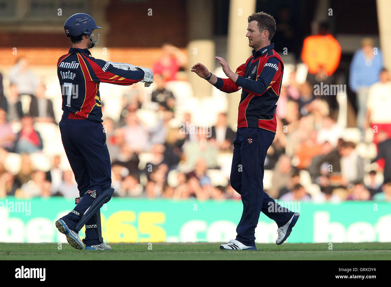 Tim Phillips di Essex (R) celebra il paletto di Zafar Ansari con James Foster - Surrey Lions vs Essex Eagles - Amici vita T20 Divisione Sud Cricket alla Kia ovale,Londra - 13/06/12. Foto Stock