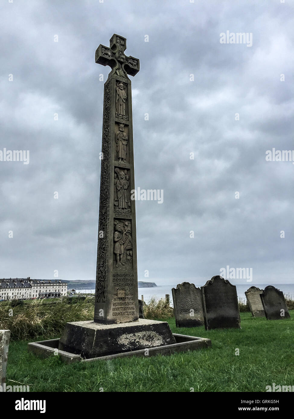 Caedmon's Cross - un tardo Vittoriano Croce celtica, nel sagrato della chiesa di St Mary. A Whitby Foto Stock