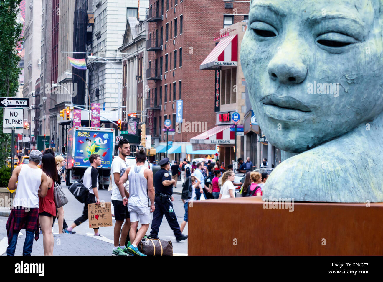 New York City,NY NYC Manhattan,Midtown,Union Square Park,parco pubblico,piazza pedonale,strada trafficata,scultura,bronzo,Morphous,Lionel Smit,arte,NY16071517 Foto Stock