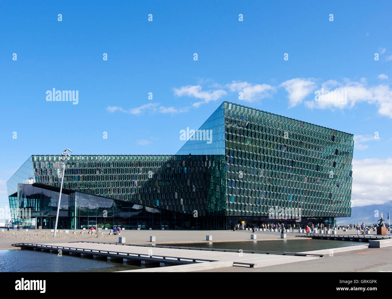 Harpa concert hall e il centro conferenze nel moderno edificio di vetro su Reykjavik sul lungomare della citta'. Saebraut, Reykjavik, Islanda Foto Stock