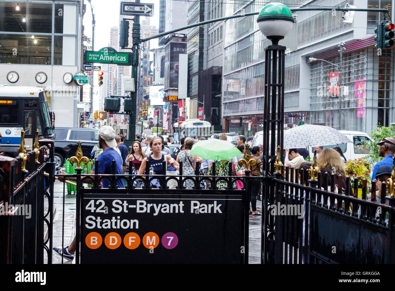 New York City, NY NYC, Manhattan, Midtown, 42 Street, Bryant Park, metropolitana, stazione, MTA, trasporti pubblici, ingresso, strada affollata scena, pioggia leggera, umbrell Foto Stock