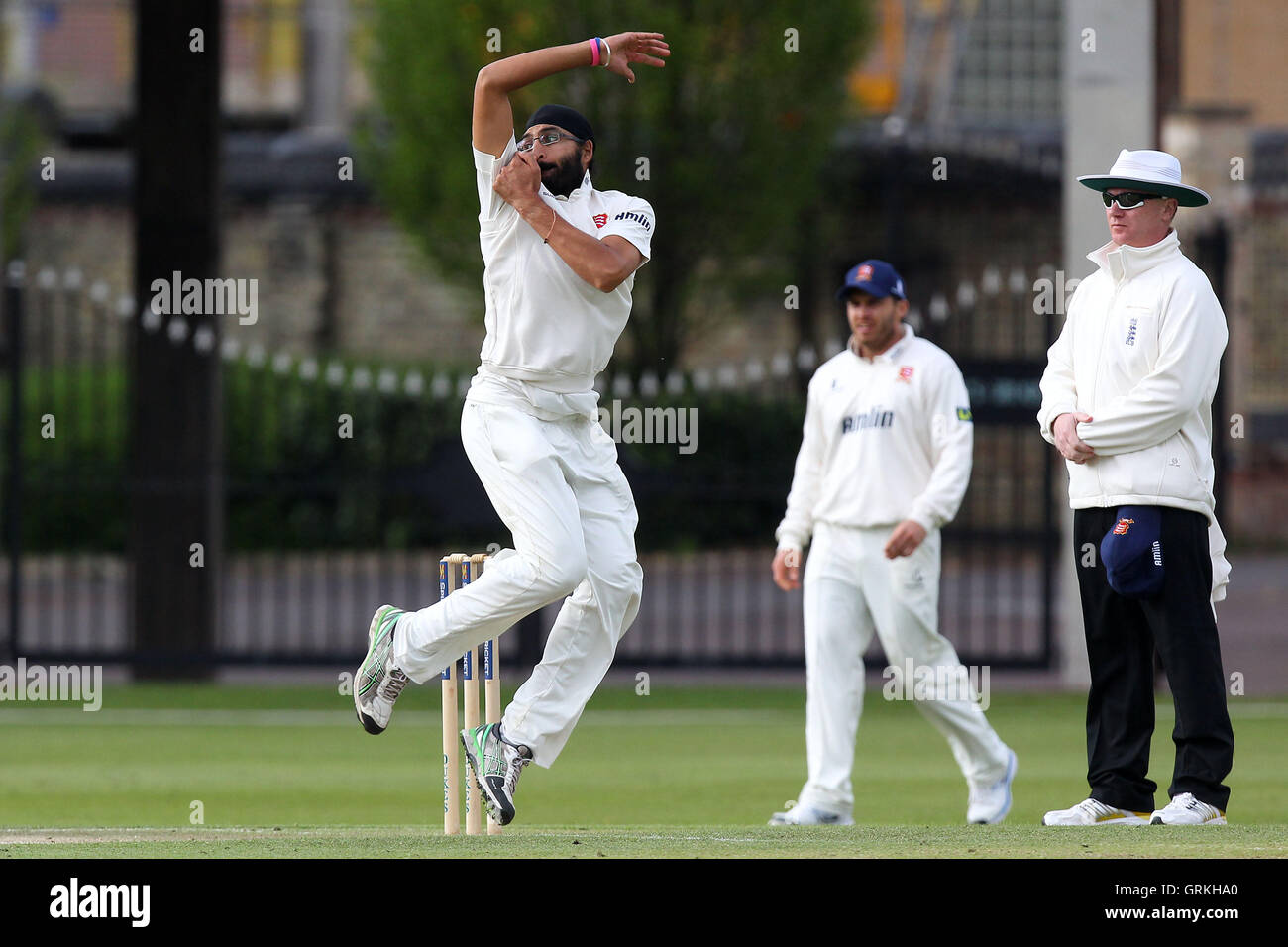 Monty Panesar in azione di bowling per Essex - Cambridge MCCU vs Essex CCC - Pre-Season Friendly partita di cricket a massa Fenners, Cambridge - 09/04/14 Foto Stock