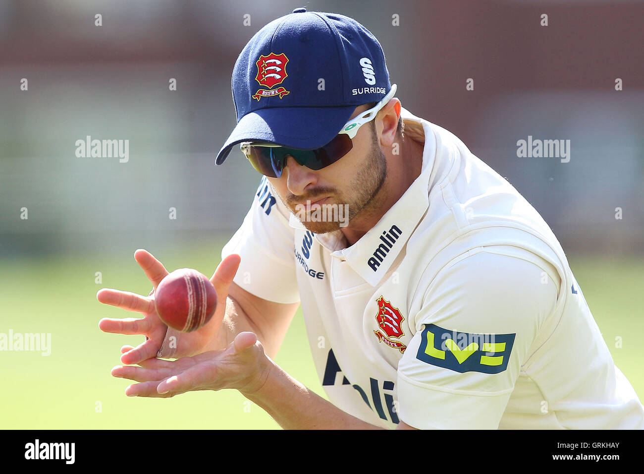Jaik Mickleburgh di Essex afferra la palla - Cambridge MCCU vs Essex CCC - Pre-Season Friendly partita di cricket a massa Fenners, Cambridge - 09/04/14 Foto Stock