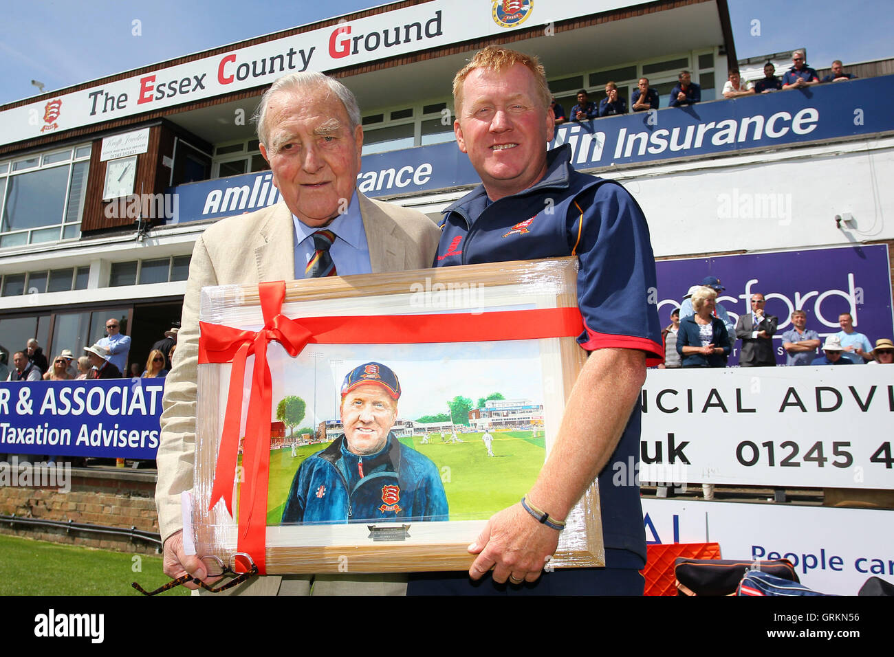 Testa di Essex groundsman groundsman Stuart Kerrison riceve una presentazione da Essex CCC presidente Doug soletta per il suo servizio al club - Essex CCC vs Leicestershire CCC - LV County Championship Division due Cricket presso la Ford County Ground, Chelmsford - 04/05/14 Foto Stock