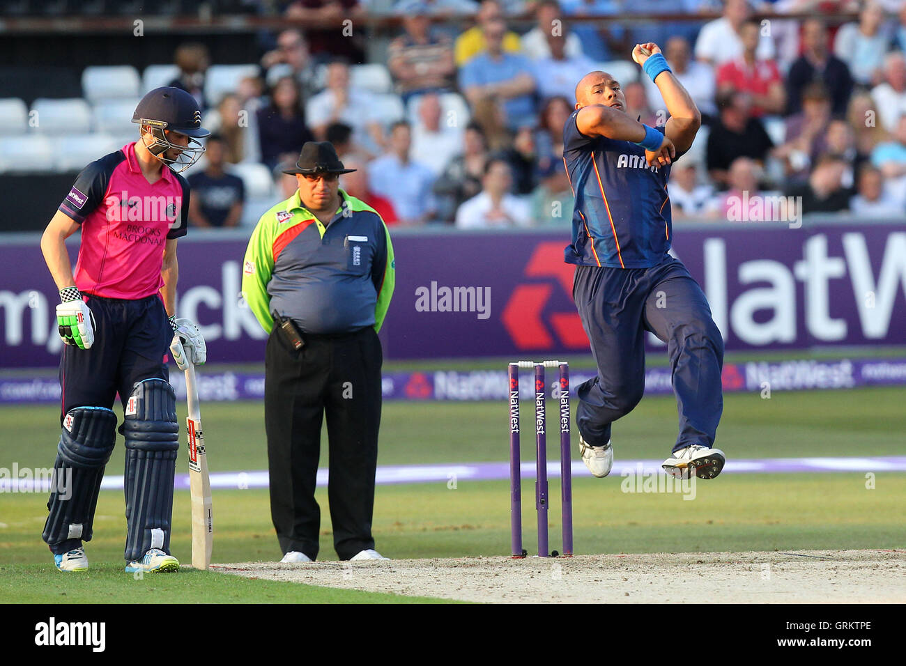 Mulini Tymal in azione di bowling per Essex - Essex Eagles vs Middlesex Panthers - Natwest T20 Blast Cricket presso l'Essex County Ground, Chelmsford - 20/06/14 Foto Stock