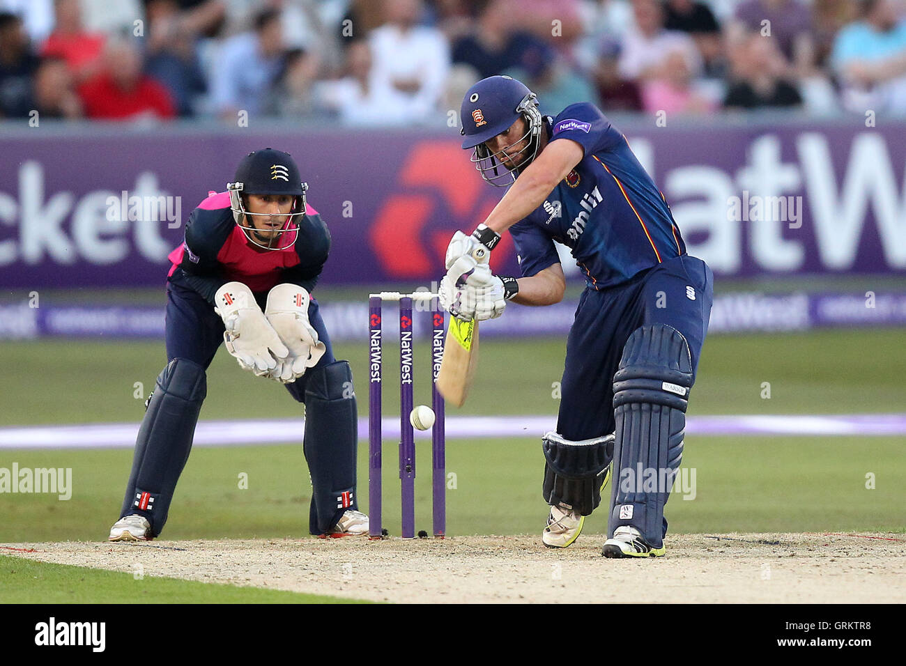 Contrassegnare Pettini in azione di ovatta per Essex come John Simpson guarda - Essex Eagles vs Middlesex Panthers - Natwest T20 Blast Cricket presso l'Essex County Ground, Chelmsford - 20/06/14 Foto Stock