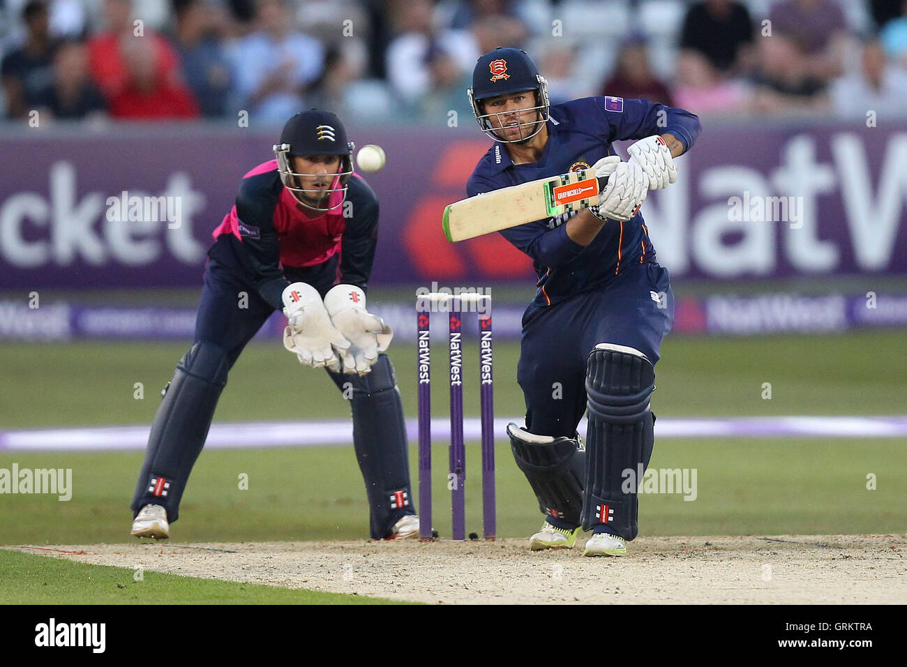 Ben Foakes in azione di ovatta per Essex come John Simpson guarda - Essex Eagles vs Middlesex Panthers - Natwest T20 Blast Cricket presso l'Essex County Ground, Chelmsford - 20/06/14 Foto Stock