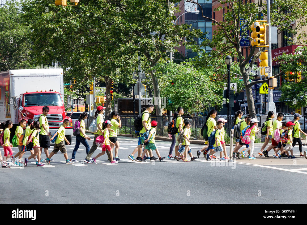 New York City,NY NYC Lower Manhattan,Chinatown,East Broadway,intersezione,cross swalk,Crosswalk,Crossing Street,Asian adult,adults,man men maschio,woman female women Foto Stock