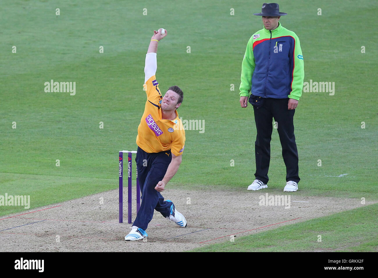 Matt Coles nella azione di bowling per Hampshire - Hampshire CCC vs Essex Eagles - NatWest T20 Blast Cricket al recipiente Ageas, West End, Hampshire - 30/05/14 Foto Stock