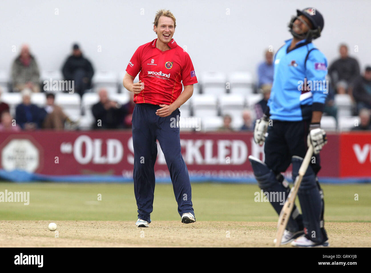 Tom Westley Essex di rivendicazioni del paletto di Azharullah - Northamptonshire Steelbacks vs Essex Eagles - Royal London One-Day Cup al County Ground, Northampton - 21/08/14 Foto Stock