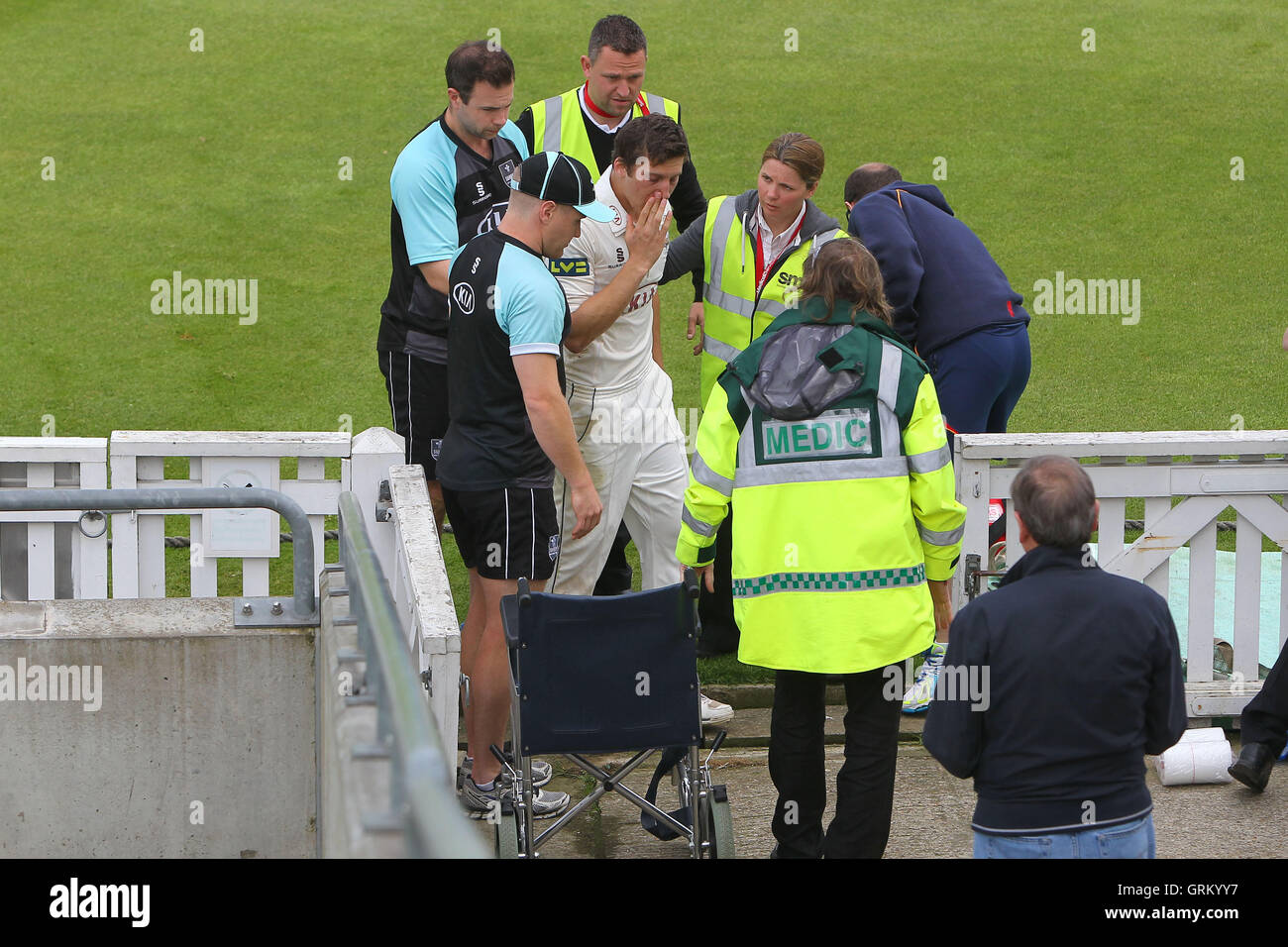 Pregiudizio riguardano per Zafar Ansari di Surrey dopo che egli si scontra con la recinzione di confine la frittura di campo la palla; fortunatamente è stato in grado di distanza a piedi dall'incidente - Surrey CCC vs Essex CCC - LV County Championship Division due Cricket alla Kia ovale, Kennington, Londra - 21/04/14 Foto Stock