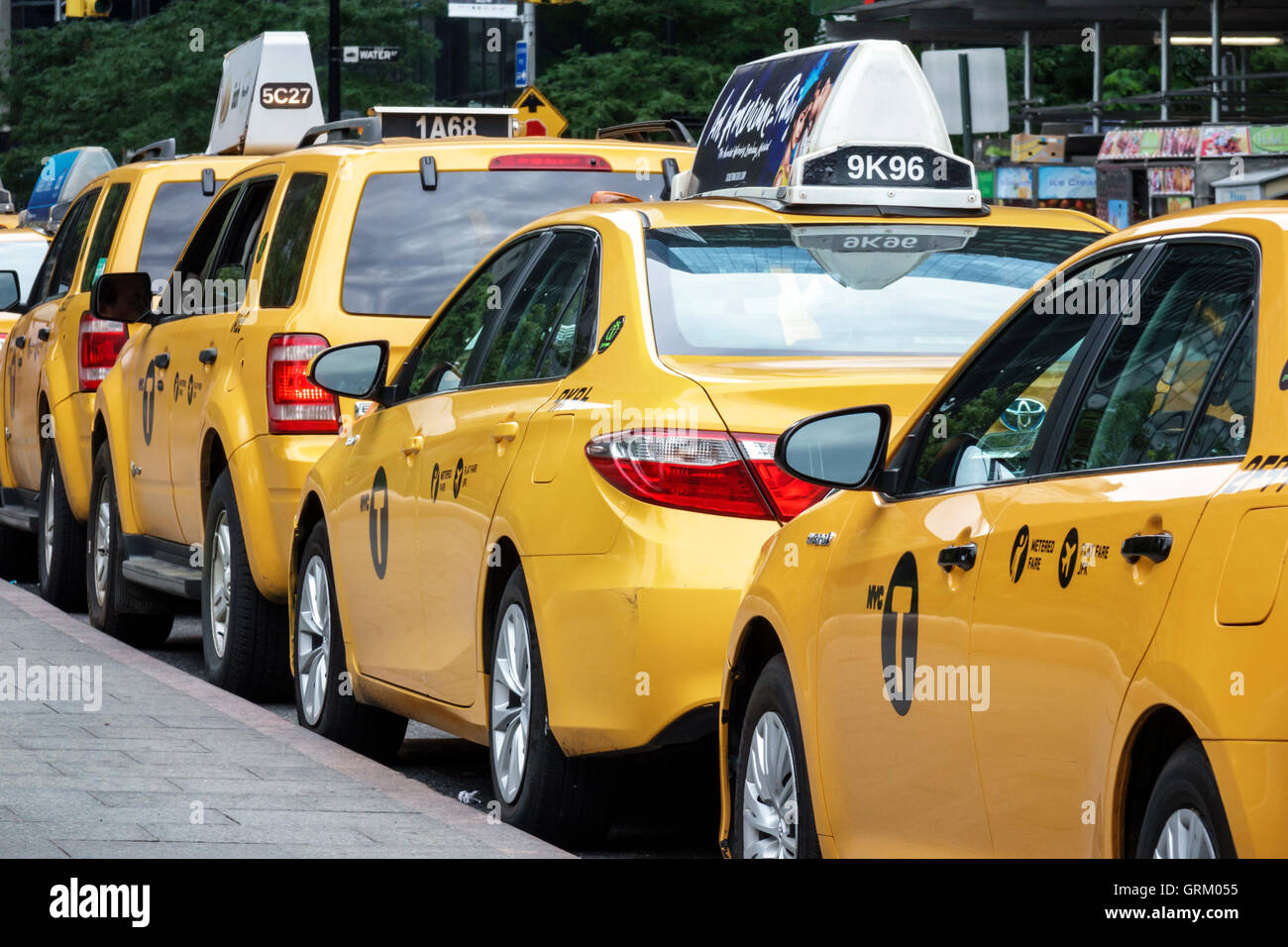 New York City, NY NYC Lower Manhattan, Financial District, giallo, taxi, taxi, parcheggio, auto, SUV, ad, in attesa, NY160716034 Foto Stock