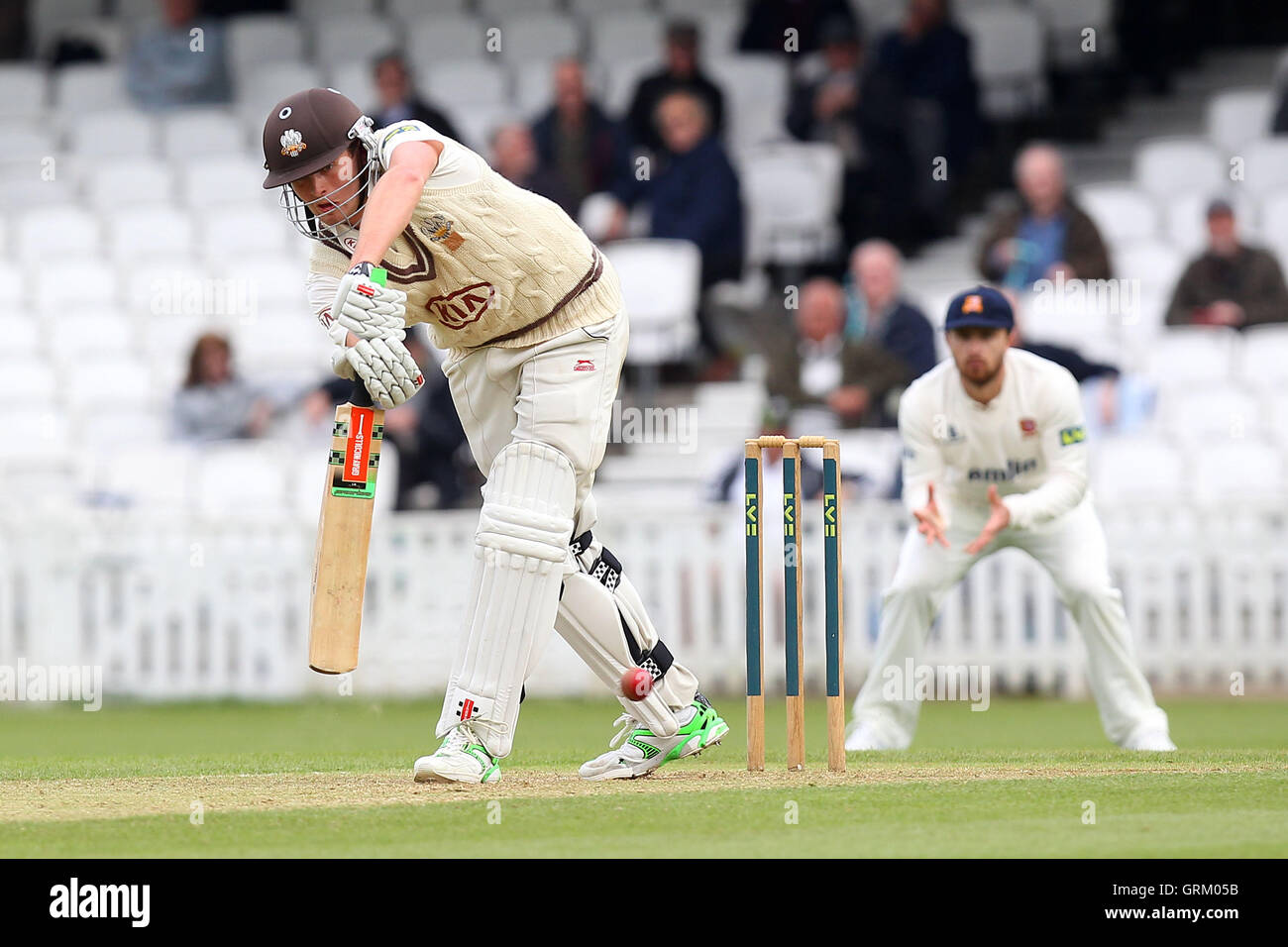 Dominic Sibley in azione di ovatta per Surrey - Surrey CCC vs Essex CCC - LV County Championship Division due Cricket alla Kia ovale, Kennington, Londra - 22/04/14 Foto Stock