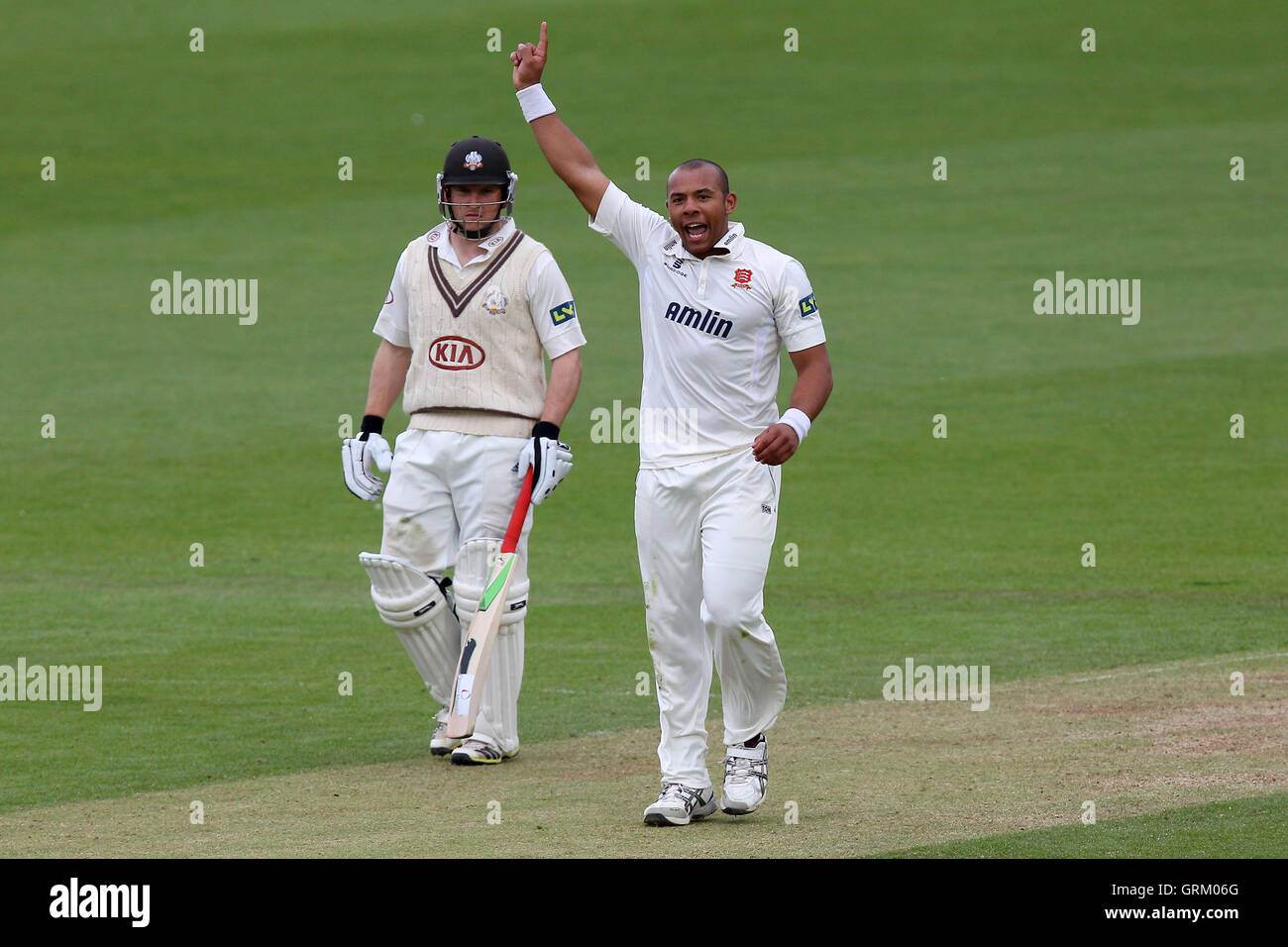 Gioia per Tymal mulini di Essex come egli sostiene il paletto di Dominic Sibley - Surrey CCC vs Essex CCC - LV County Championship Division due Cricket alla Kia ovale, Kennington, Londra - 22/04/14 Foto Stock
