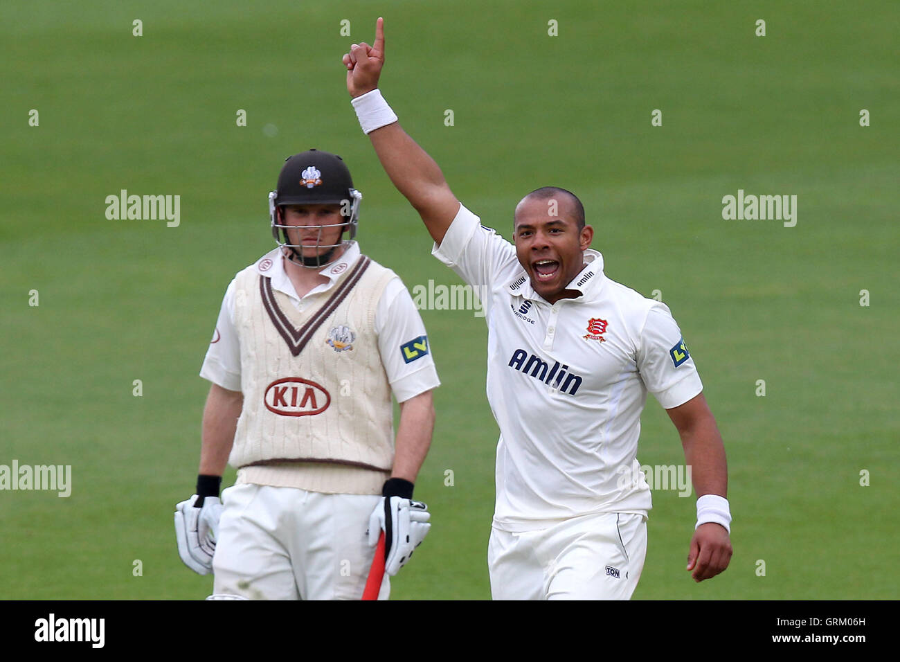 Gioia per Tymal mulini di Essex come egli sostiene il paletto di Dominic Sibley - Surrey CCC vs Essex CCC - LV County Championship Division due Cricket alla Kia ovale, Kennington, Londra - 22/04/14 Foto Stock