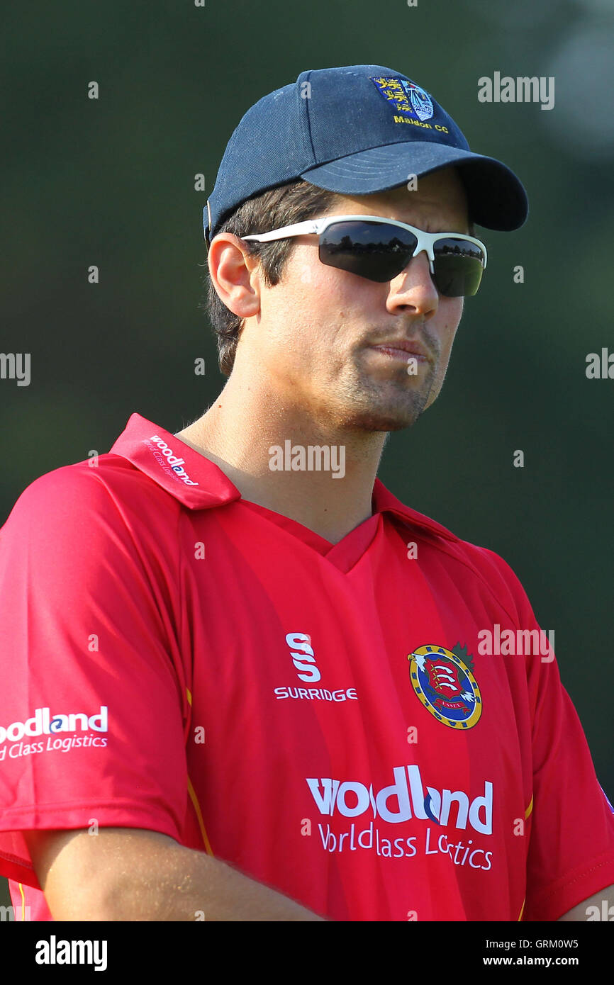 Alastair Cook di Essex guarda nel campo - Upminster CC vs Essex CCC - Alastair Cook beneficio corrispondono a Upminster Park, Upminster, Essex - 07/09/14 Foto Stock