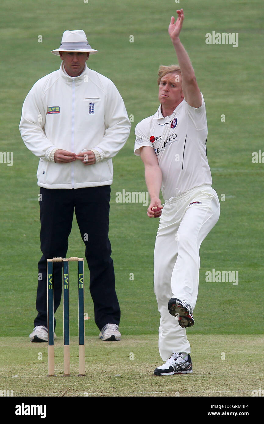 Mark Davies in azione di bowling per Kent - Essex CCC vs Kent CCC - LV County Championship Division due Cricket presso l'Essex County Ground, Chelmsford - 22/05/13 Foto Stock