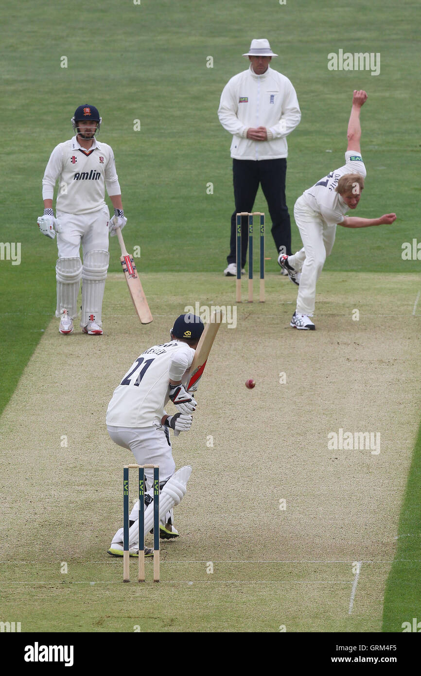 Mark Davies del Kent bocce a Tom Westley - Essex CCC vs Kent CCC - LV County Championship Division due Cricket presso l'Essex County Ground, Chelmsford - 22/05/13 Foto Stock