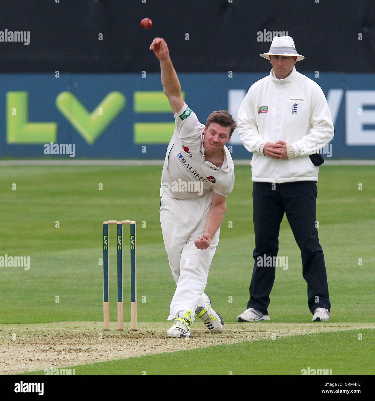 Matt Coles nella azione di bowling per Kent - Essex CCC vs Kent CCC - LV County Championship Division due Cricket presso l'Essex County Ground, Chelmsford - 22/05/13 Foto Stock