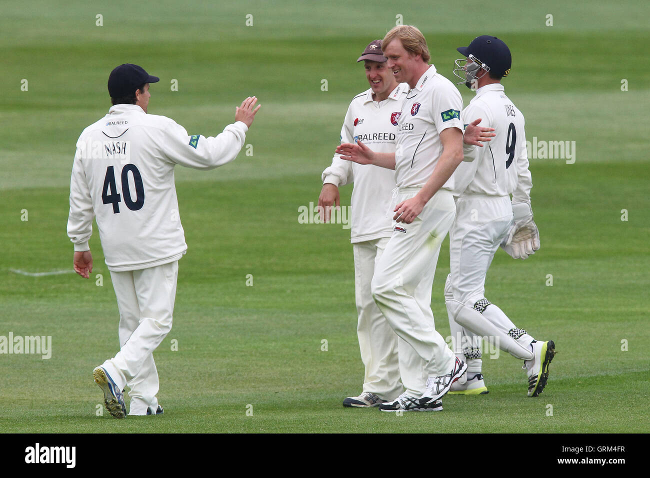 Mark Davies del Kent (seconda R) celebra il paletto di Ravi Bopara - Essex CCC vs Kent CCC - LV County Championship Division due Cricket presso l'Essex County Ground, Chelmsford - 22/05/13 Foto Stock