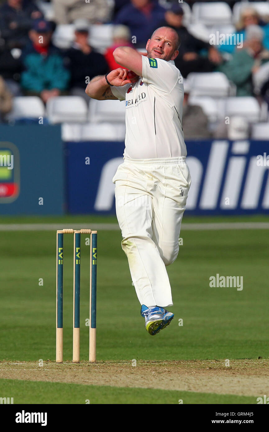 Darren Stevens in azione di bowling per Kent - Essex CCC vs Kent CCC - LV County Championship Division due Cricket presso l'Essex County Ground, Chelmsford - 22/05/13 Foto Stock