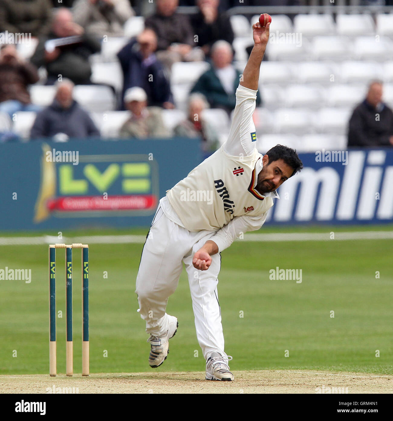 Ravi Bopara di Essex in azione di bowling - Essex CCC vs Kent CCC - LV County Championship Division due Cricket presso l'Essex County Ground, Chelmsford - 23/05/13 Foto Stock