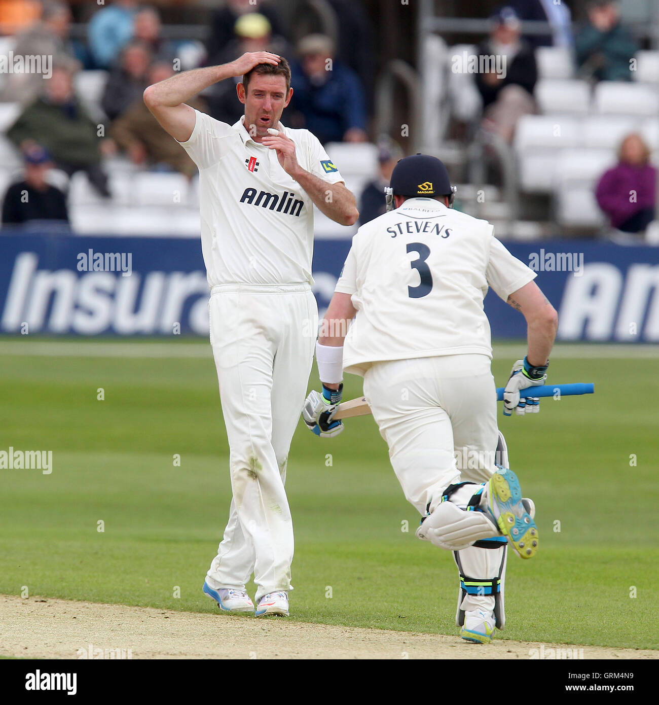 Frustrazione per David Masters di Essex come Darren Stevens aggiunge alla Kent totale - Essex CCC vs Kent CCC - LV County Championship Division due Cricket presso l'Essex County Ground, Chelmsford - 23/05/13 Foto Stock