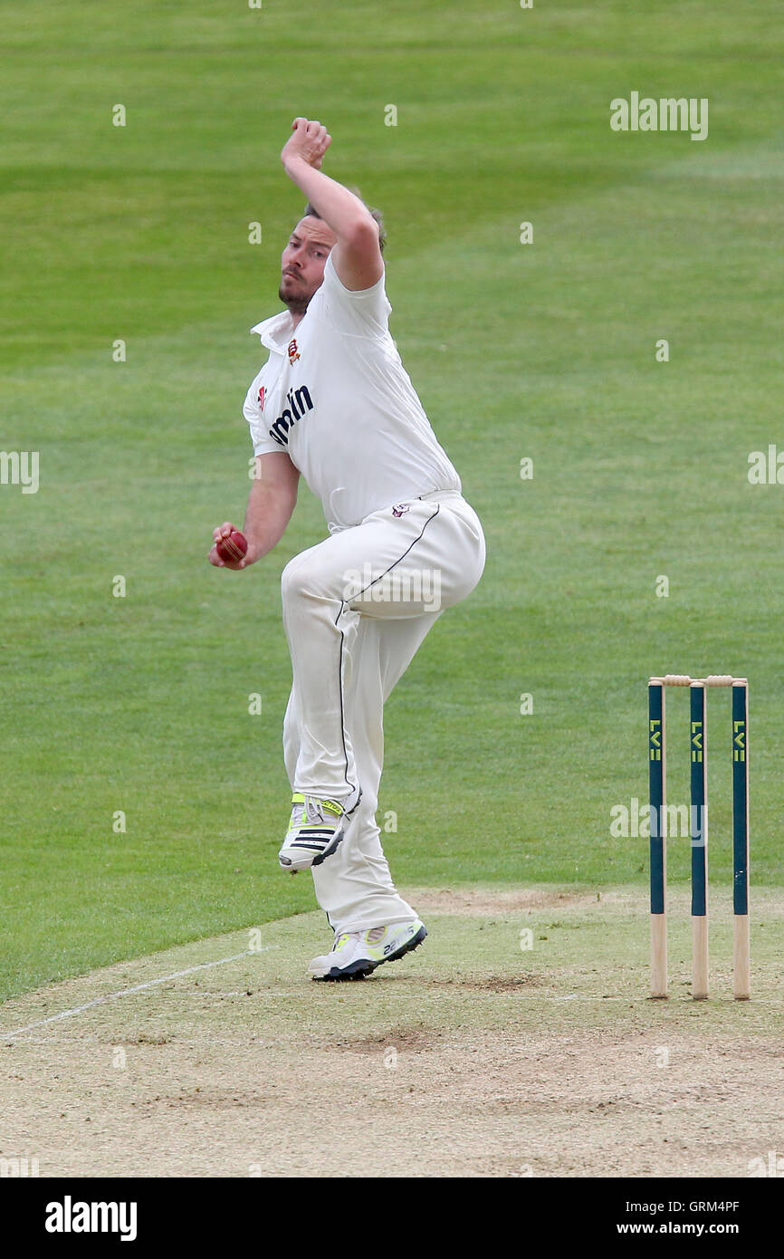 Graham Napier in azione di bowling per Essex - Essex CCC vs Kent CCC - LV County Championship Division due Cricket presso l'Essex County Ground, Chelmsford - 23/05/13 Foto Stock