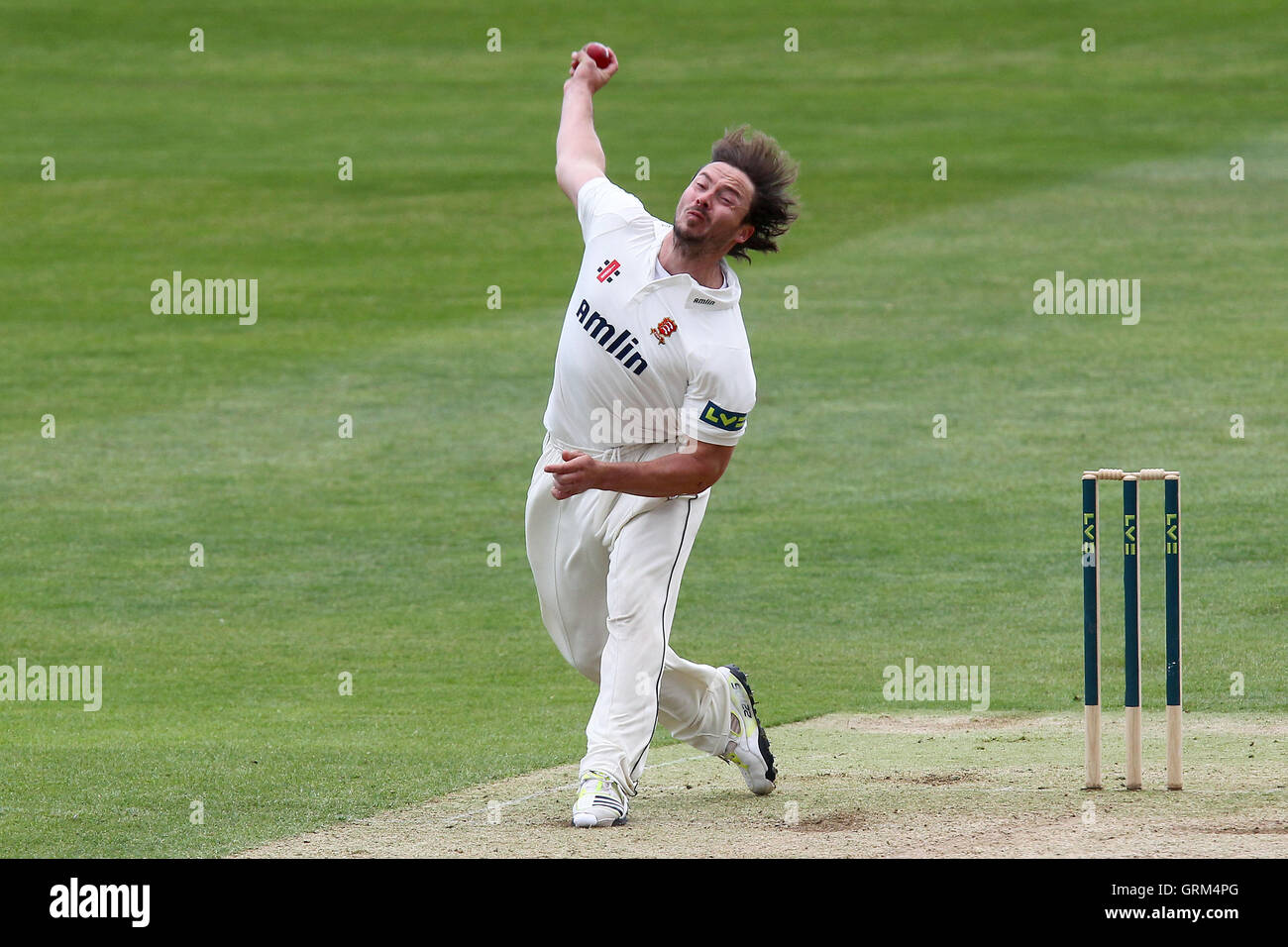 Graham Napier in azione di bowling per Essex - Essex CCC vs Kent CCC - LV County Championship Division due Cricket presso l'Essex County Ground, Chelmsford - 23/05/13 Foto Stock