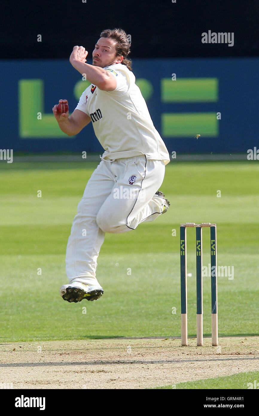 Graham Napier in azione di bowling per Essex - Essex CCC vs Kent CCC - LV County Championship Division due Cricket presso l'Essex County Ground, Chelmsford - 23/05/13 Foto Stock