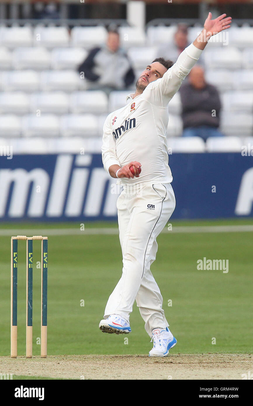 Ryan dieci Doeschate in azione di bowling per Essex - Essex CCC vs Kent CCC - LV County Championship Division due Cricket presso l'Essex County Ground, Chelmsford - 23/05/13 Foto Stock