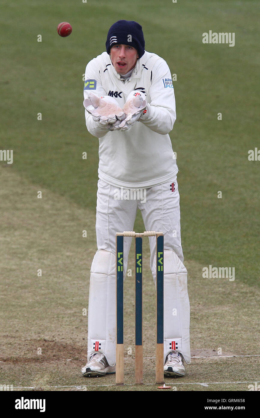 John Simpson del Middlesex campi la palla - Essex CCC vs Middlesex CCC - amichevole partita di cricket presso l'Essex County Ground, Chelmsford Essex - 22/03/13 Foto Stock