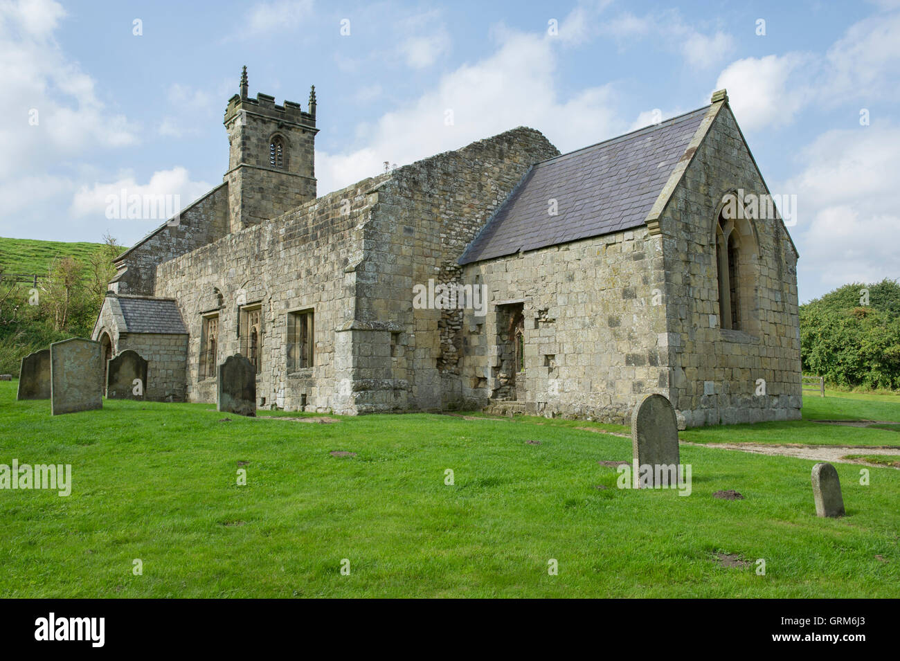 La rovina di St.Martin's Chiesa presso il borgo medievale abbandonato di Wharram Percy sul Wolds Way a piedi in East Yorkshire Foto Stock