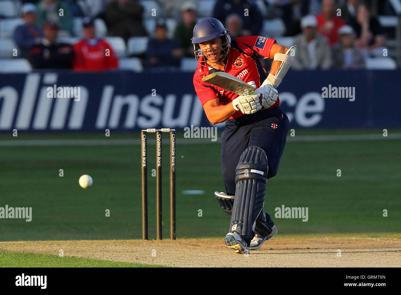 Greg Smith in azione di ovatta per Essex - Essex Eagles vs Dinamo Durham - Banca dello Yorkshire YB40 Cricket presso l'Essex County Ground, Chelmsford - 13/08/13 Foto Stock