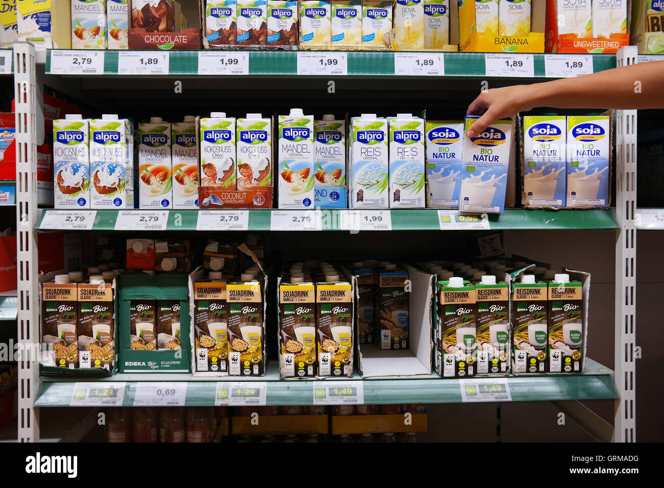 Alternativa di prodotti lattiero-caseari in un supermercato Foto Stock