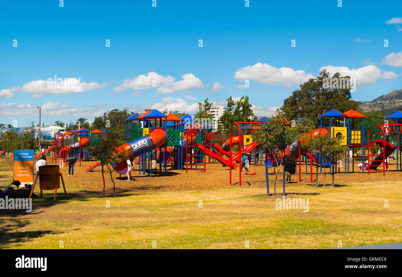 QUITO, ECUADOR - 8 agosto, 2016: colorato parco giochi pubblico torri con gallerie e diapositive, situato nella parte interna della città parco de La Caroli Foto Stock