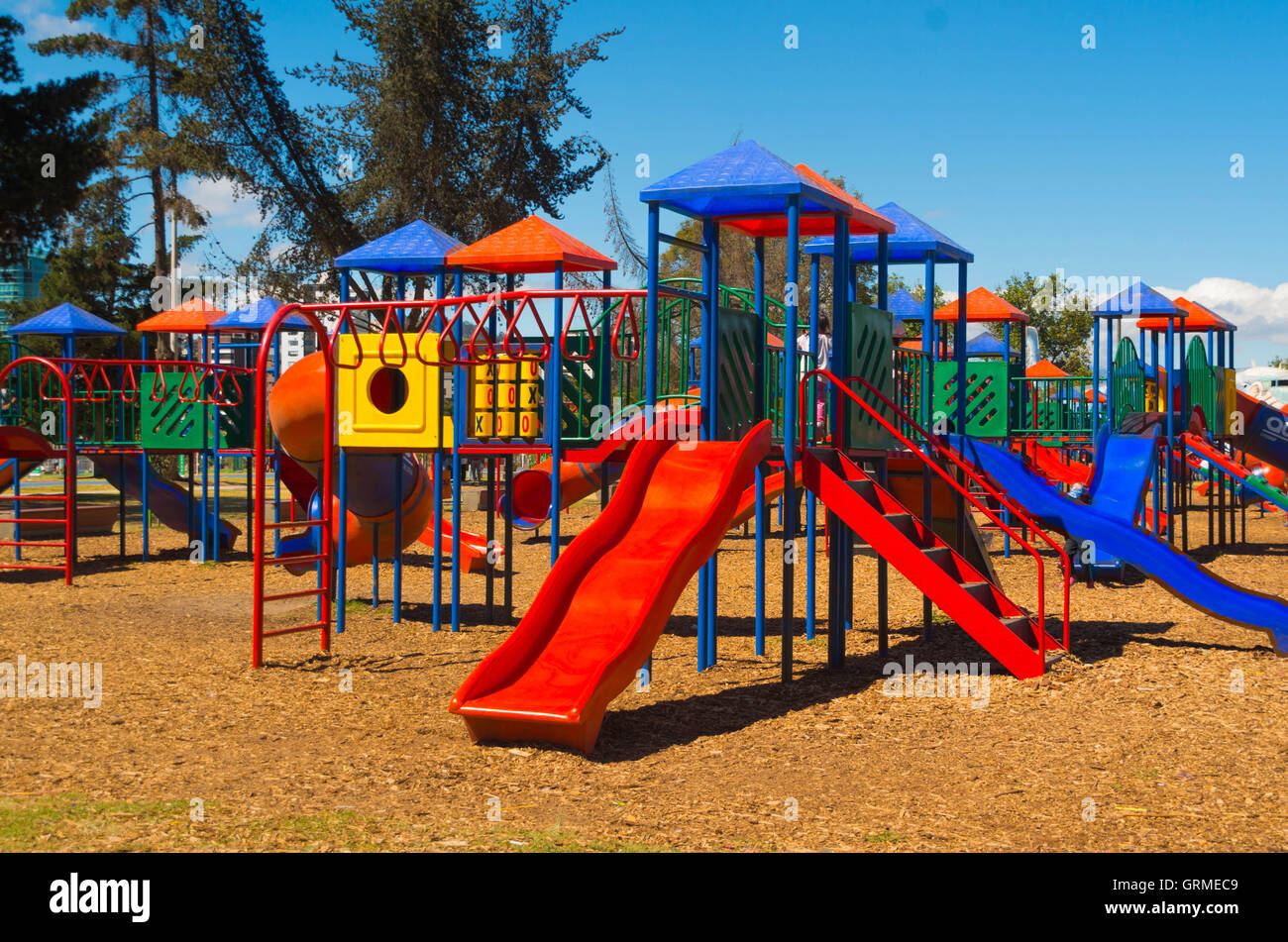 QUITO, ECUADOR - 8 agosto, 2016: colorato parco giochi pubblico torri con gallerie e diapositive, situato nella parte interna della città parco de La Caroli Foto Stock