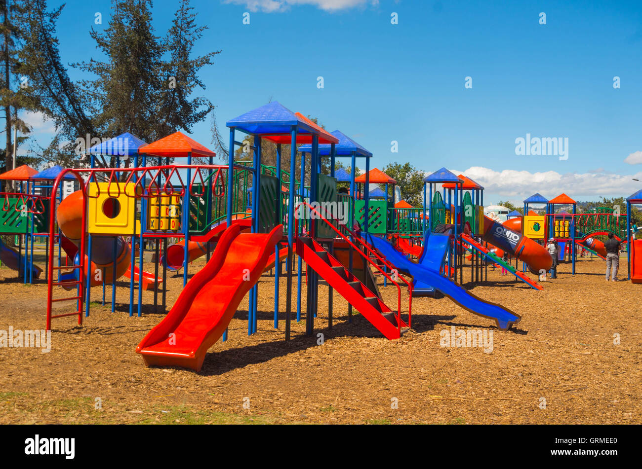 QUITO, ECUADOR - 8 agosto, 2016: colorato parco giochi pubblico torri con gallerie e diapositive, situato nella parte interna della città parco de La Caroli Foto Stock