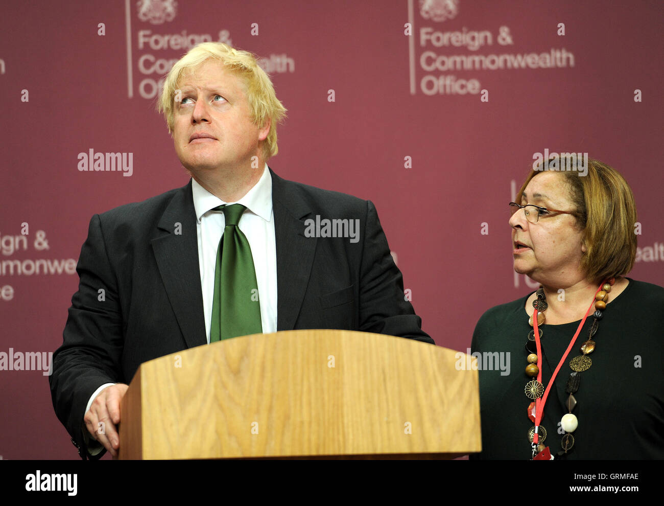 Segretario di Stato per gli affari esteri Boris Johnson, guarda al soffitto come egli ascolta l ex Primo Ministro Dr Riyad Farid Hijab, il leader dell'Alto comitato per i negoziati dell'opposizione siriana (HNC) parlando durante un briefing con la stampa a seguito di una riunione con i rappresentanti dell'opposizione siriana e ministri degli Esteri di paesi di tutto il mondo, presso il Foreign and Commonwealth Office di Londra centrale. Foto Stock