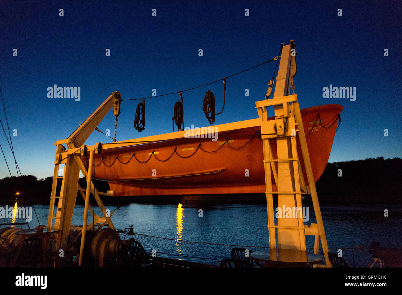 Zattera di salvataggio, vapore icebreaker 'Stettin' sul suo modo da Amburgo a Kiel, Canale di Kiel, Kiel, Germania Foto Stock