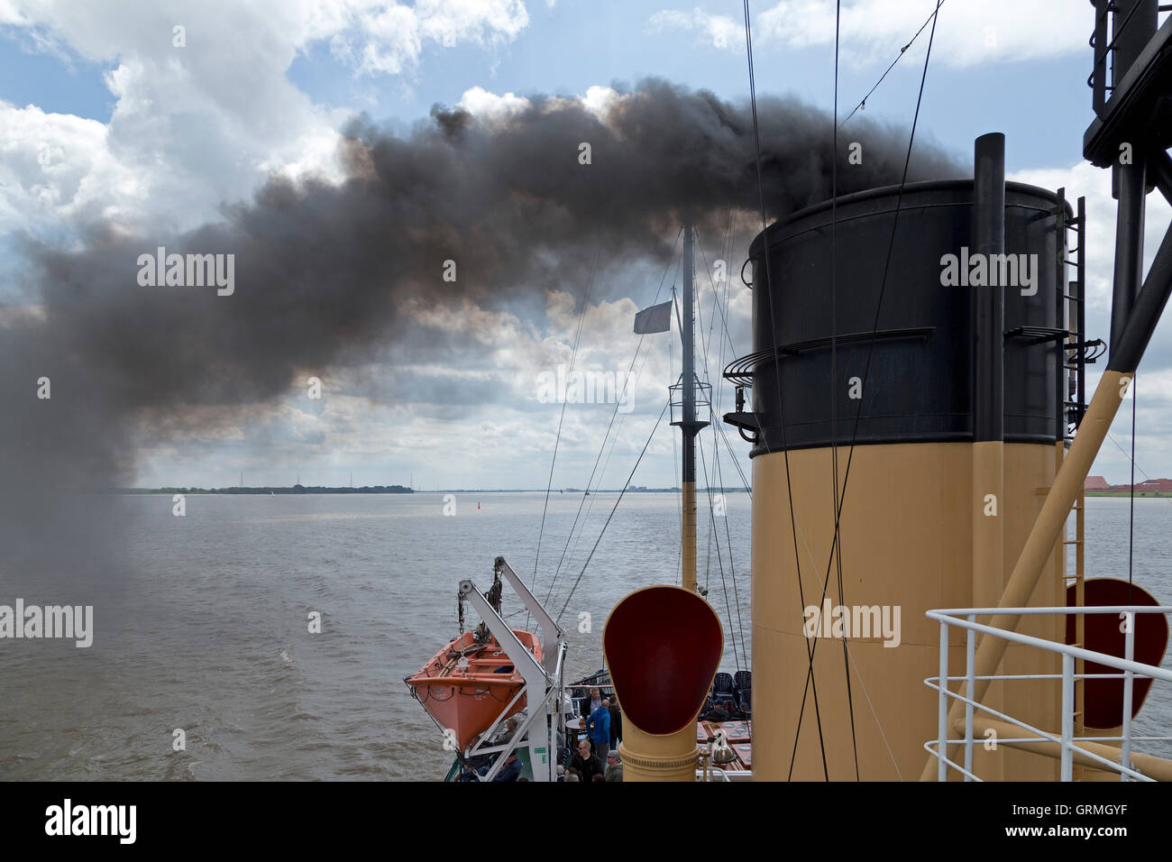 Rompighiaccio a vapore "tettin' sul suo modo da Amburgo a Kiel, sul fiume Elba, Germania Foto Stock