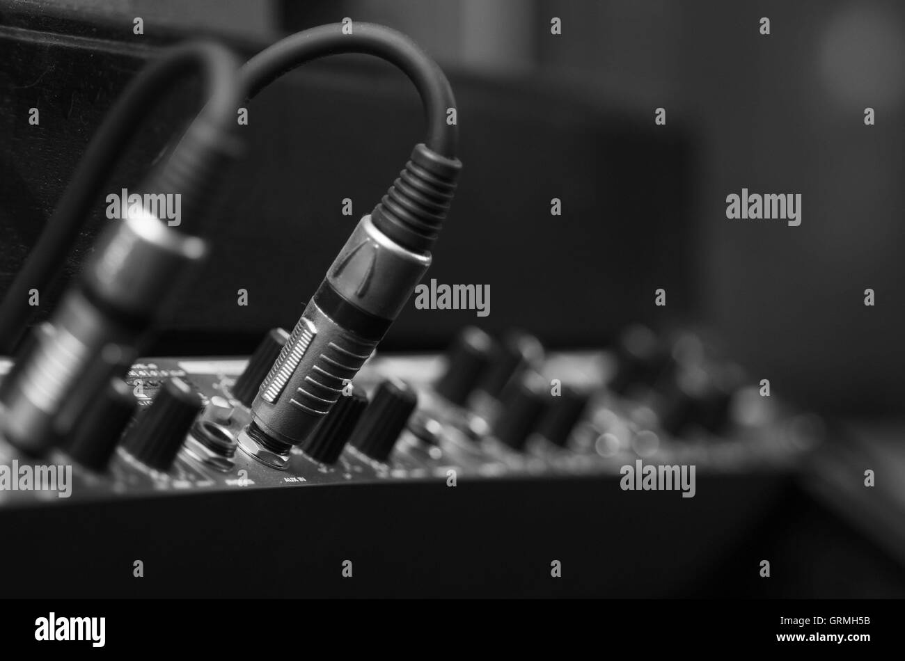 Closeup cavi audio inserito in studio hardware, artistico concetto di apparecchiature Foto Stock