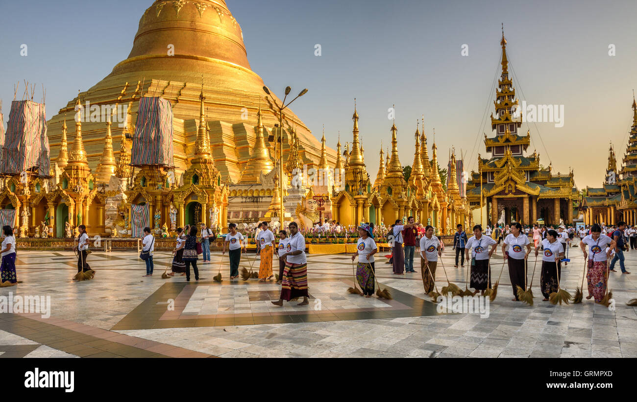 Massaie lavorare alla Shwedagon pagoda Tempio. Foto Stock