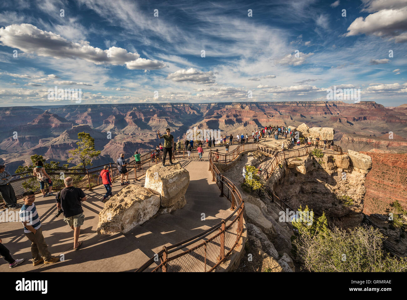 I turisti che cercano a bordo sud del Grand Canyon dal punto di vista di nome 'MAntonio punto". Foto Stock