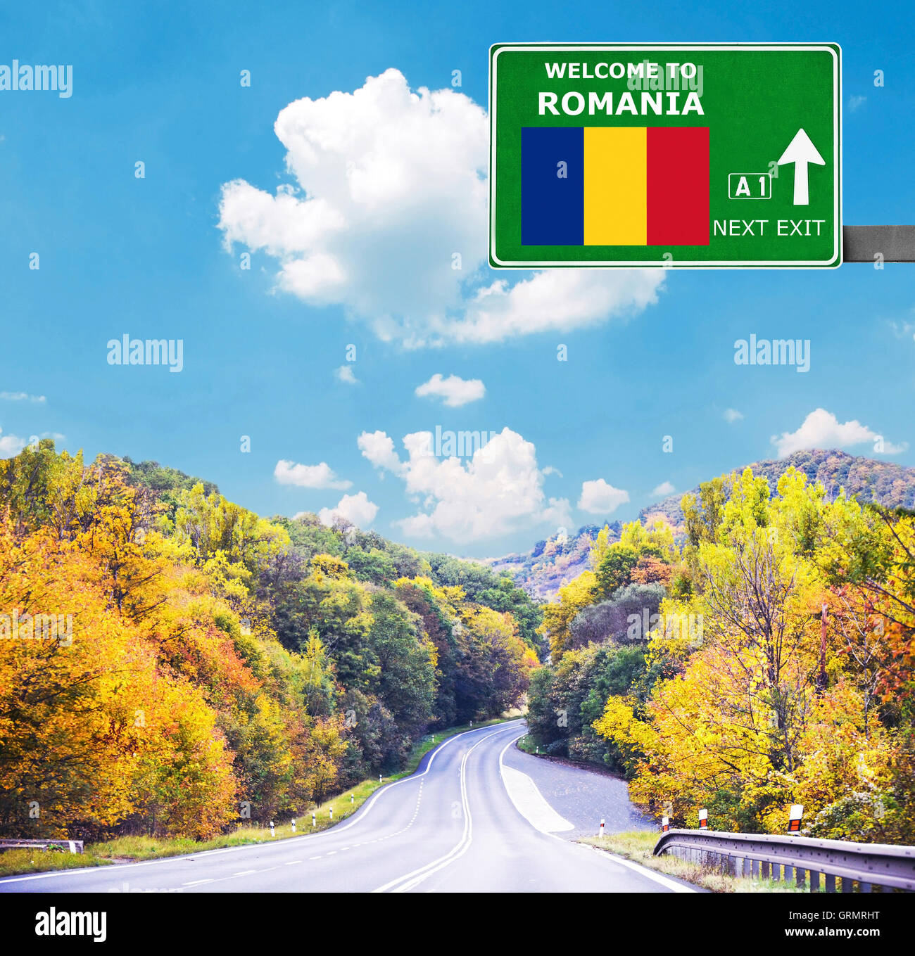La Romania cartello stradale contro il cielo blu chiaro Foto Stock